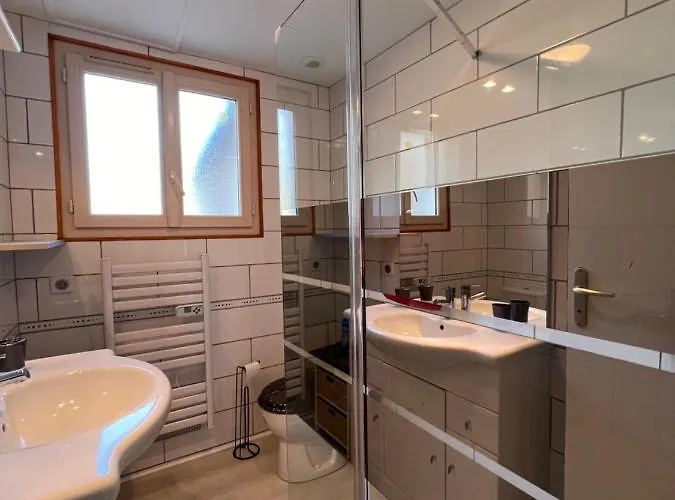 T2 Ensoleille. Terrasse Et Vaste Jardin Commun *